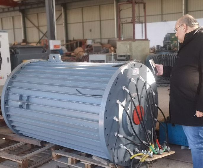 Alternatore a magnete permanente a basse rotazioni 100 RPM 100 kW 500 kW per turbine eoliche