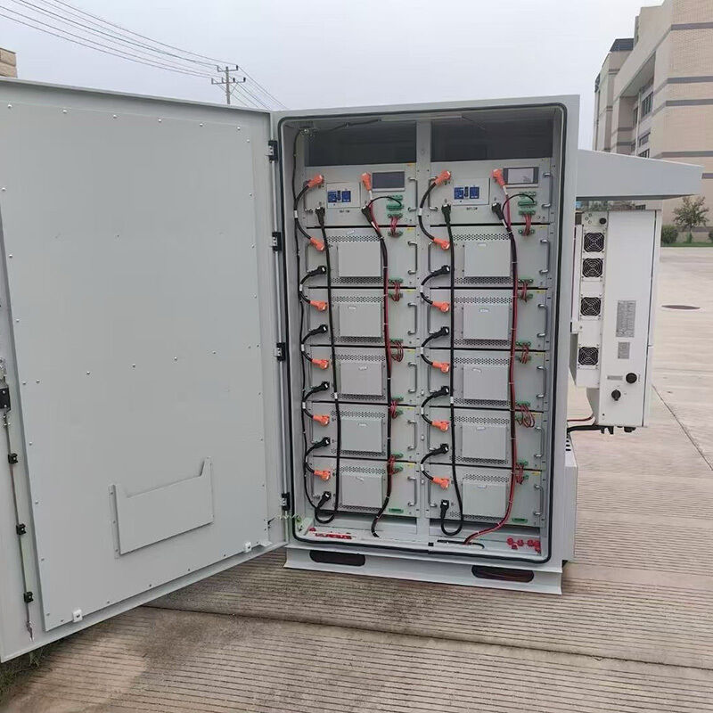 Batteria al litio per accumulo di energia con tensione nominale da 51,2 V con livello di protezione IP54 e scalabilità modulare per armadio batteria da esterno