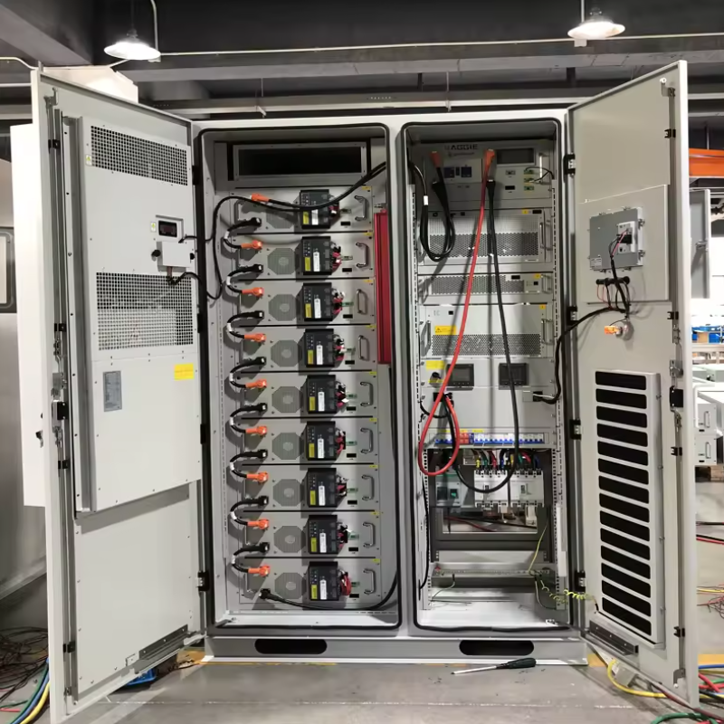 Armadio esterno con batterie con tensione nominale del sistema da 204 a 768 Volt e energia elettrica da 64 a 241 Kilowattora con livello di protezione IP54